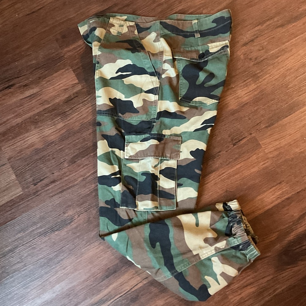 Forever 21 Women’s Camo Print Cargo